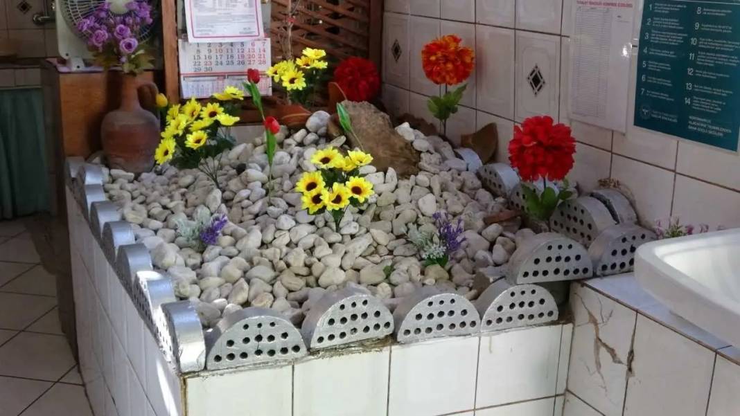 Isparta’da Pide Salonuna Giriş Yapan Müşteriler Mezara Dua Ediyor! 1